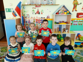 Аппликация: "У солнышка в гостях" Аппликация: "У солнышка в гостях".